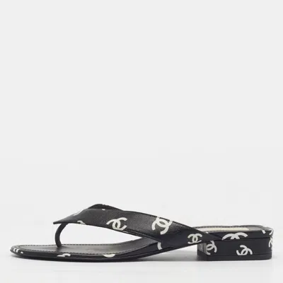 Pre-owned Chanel Cc Size 40.5 Black Patent Leather Thong Flats