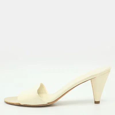 Pre-owned Chanel Cc Size 40.5 Cream Patent Leather Mule Slide Sandals