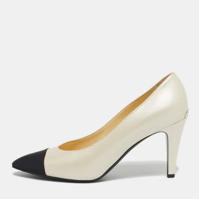 Pre-owned Chanel Cc Size 41 Beige/black Canvas And Leather Cap Toe Pumps In Sand