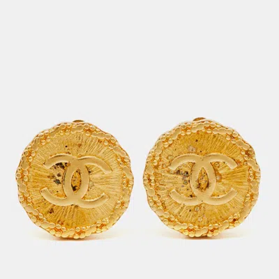 Pre-owned Chanel Cc Textured Gold Tone Round Clip-on Earrings