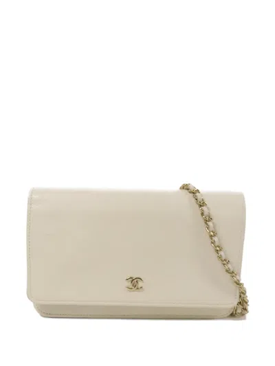 Pre-owned Chanel Cc-logo Turn-lock Clutch Bag In White