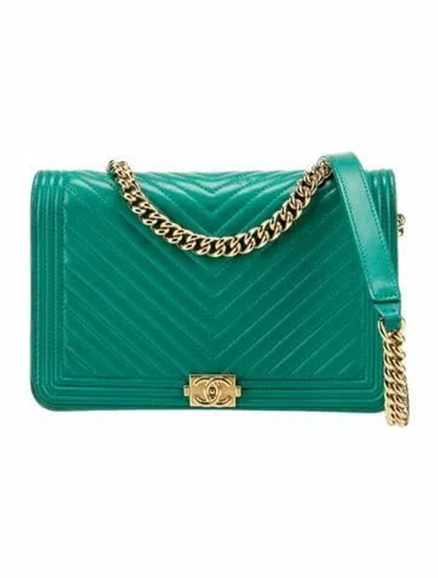 Pre-owned Chanel Chevron Boy Wallet On Chain In Green