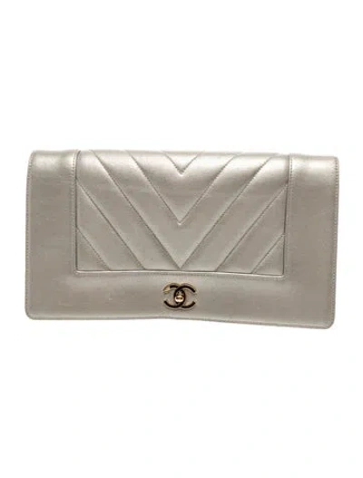 Pre-owned Chanel Chevron Mademoiselle Vintage Clutch In Silver