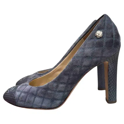 Pre-owned Chanel Chic  Grey Quilted Suede Python Cap Toe Cc Pumps Sz.38 In Gray