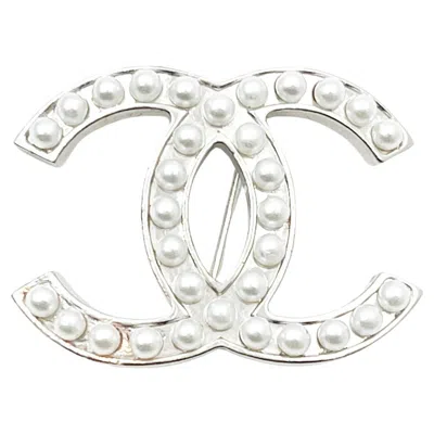 Pre-owned Chanel Classic Silver Cc Pearl Medium Brooch In Multi