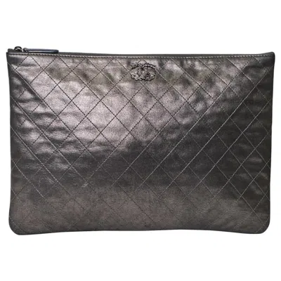 Pre-owned Chanel Clutch  Flower Cc Grigio Satinato In Black