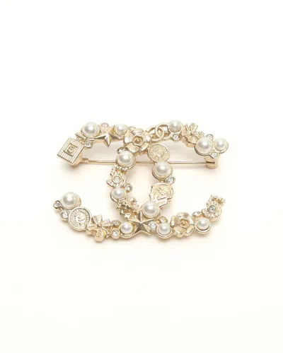 Chanel Coco Mark Pearl Brooch In Gold