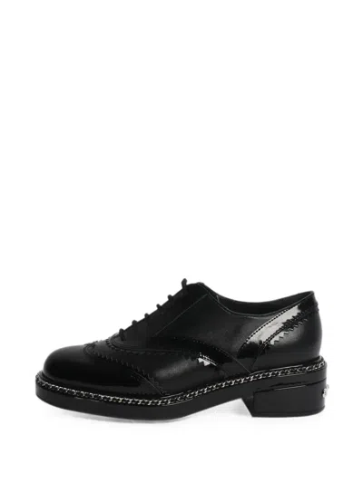 Pre-owned Chanel Contrast-finish Chain-trim Leather Brogues In Black