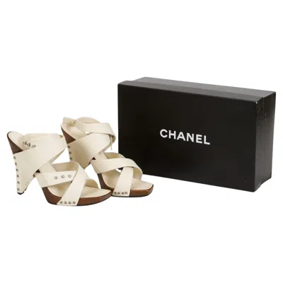 Pre-owned Chanel Cream Leather & Wood Sandals 37.5 In White
