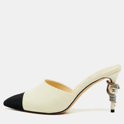 Pre-owned Chanel Cream/black Leather And Canvas Cc Faux Pearl Embellished Heel Mules Size 38 In White