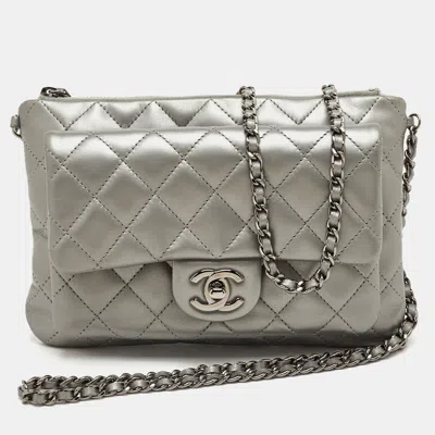 Pre-owned Chanel Daily Zip Cc Silver Metallic Quilted Leather Crossbody Bag