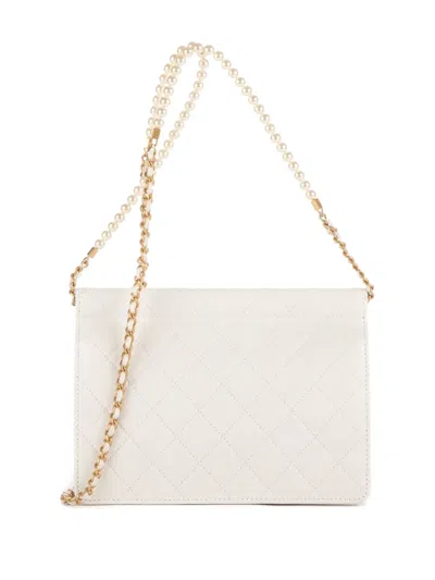 Pre-owned Chanel Diamond-quilted Shoulder Bag In White