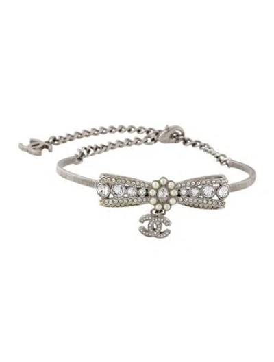Pre-owned Chanel Faux Pearl & Strass Cc Bow Choker Necklace, 16" In White