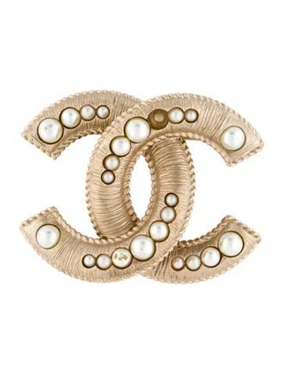Pre-owned Chanel Faux Pearl Cc Brooch In White
