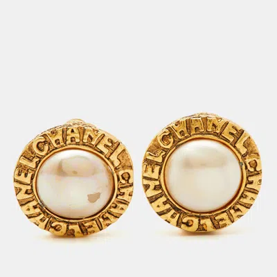 Pre-owned Chanel Faux Pearl Gold Tone Round Clip-on Earirngs