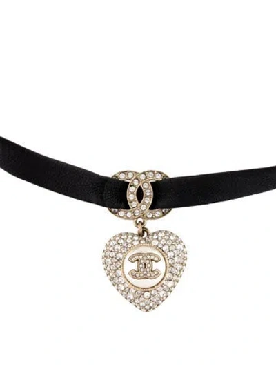 Pre-owned Chanel Faux Pearl, Strass & Leather Cc Heart Choker Necklace, 15" In Black/white