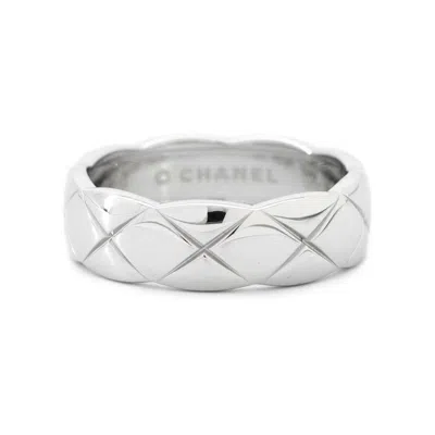 Pre-owned Chanel Gold (18k) Band Ring () In Silver