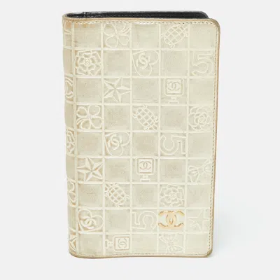 Pre-owned Chanel Gold Charm Icon Leather Cc Bifold Wallet