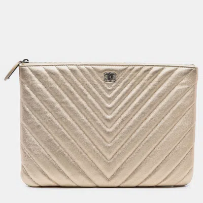 Pre-owned Chanel Gold Medium Chevron Metallic Calfskin O Case Clutch