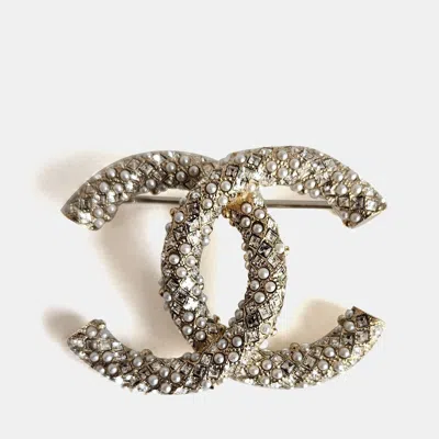 Pre-owned Chanel Gold Tone Cc Crystal/pearl Embellished Brooch