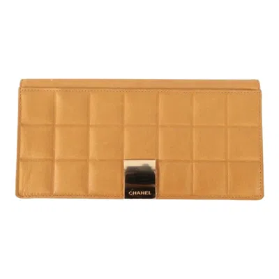 Pre-owned Chanel Golden Metal And Beige Leather Wallet, 2002/2003 In Brown