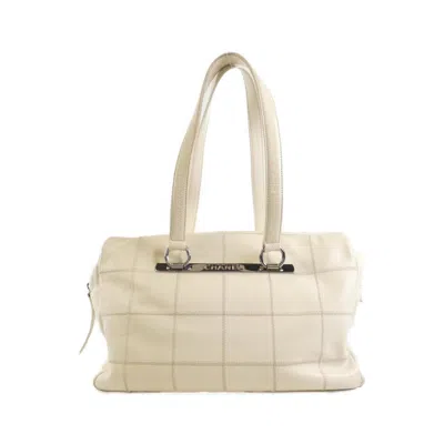 Pre-owned Chanel Grained Calfskin Shoulder Bag () In White
