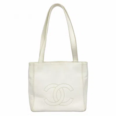 Pre-owned Chanel Grained Calfskin Shoulder Bag () In White