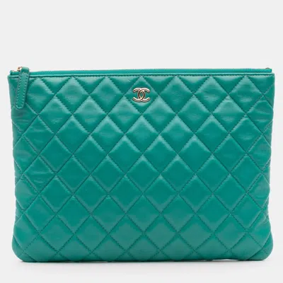 Pre-owned Chanel Green Medium Quilted Lambskin O Case Clutch
