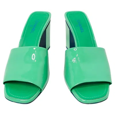 Pre-owned Chanel Green Patent Leather Interlocking Cc Sandals 2022