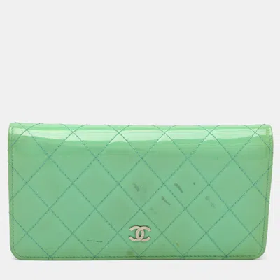 Pre-owned Chanel Green Quilted Patent Leather Cc Flap Continental Wallet