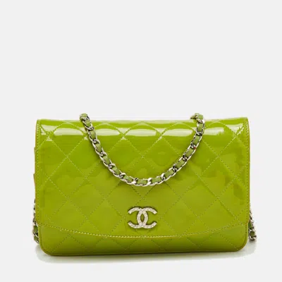 Pre-owned Chanel Green Quilted Patent Leather Cc Flap Wallet On Chain