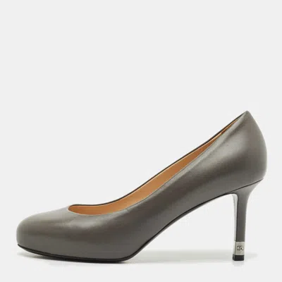 Pre-owned Chanel Grey Leather Cc Round Toe Pumps Size 37.5 In Gray