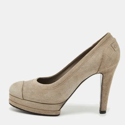 Pre-owned Chanel Grey Suede Cc Cap Toe Pumps Size 37.5 In Gray