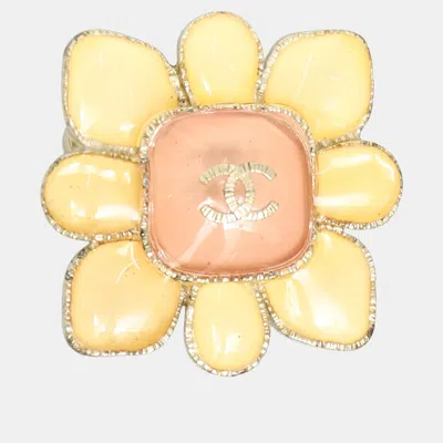 Pre-owned Chanel Gripoix Cc Brooch In Yellow