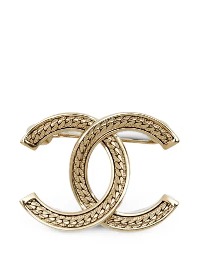 Pre-owned Chanel Interlocking Cc Brooch In Gold