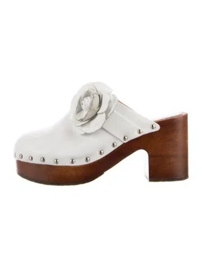 Pre-owned Chanel Interlocking Cc Logo Calfskin Mules In White