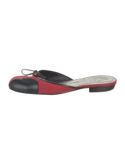 Pre-owned Chanel Interlocking Cc Logo Canvas Mules In Red