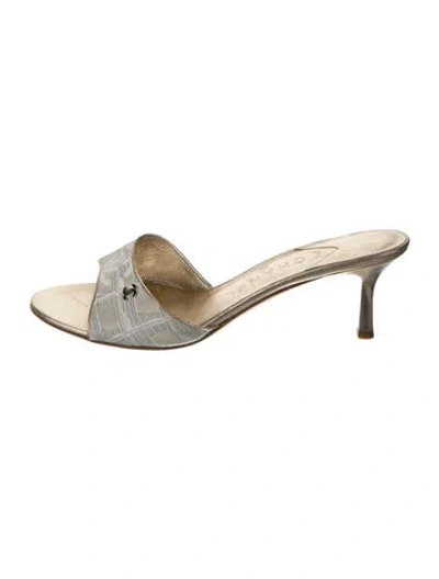 Pre-owned Chanel Interlocking Cc Logo Canvas Slides In Neutral