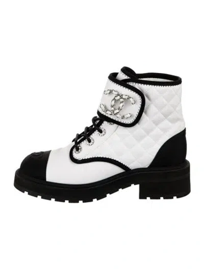 Pre-owned Chanel Interlocking Cc Logo Chain-link Accents Combat Boots In White
