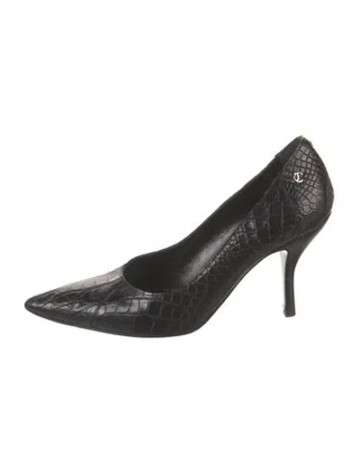 Pre-owned Chanel Interlocking Cc Logo Embossed Leather Pumps In Black