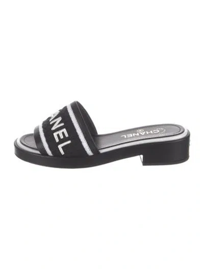 Pre-owned Chanel Interlocking Cc Logo Embroidered Accent Slides In Black