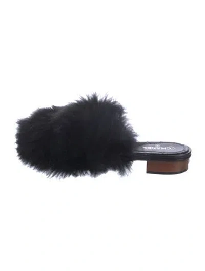 Pre-owned Chanel Interlocking Cc Logo Fur Mules In Black