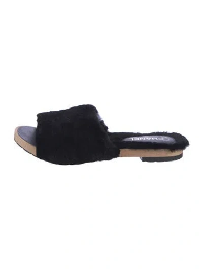 Pre-owned Chanel Interlocking Cc Logo Fur Slides In Black