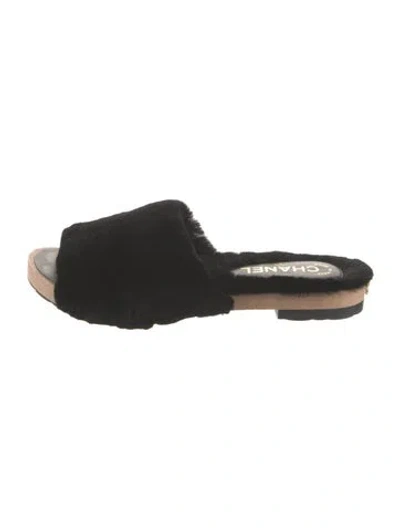 Pre-owned Chanel Interlocking Cc Logo Fur Slides In Black