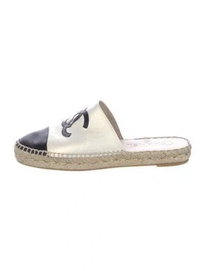 Pre-owned Chanel Interlocking Cc Logo Goat Leather Espadrilles In White