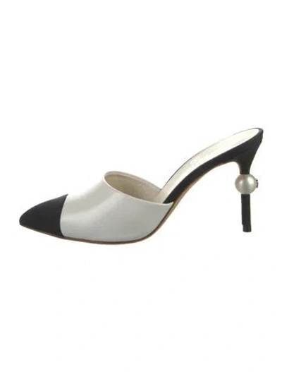 Pre-owned Chanel Interlocking Cc Logo Goat Leather Mules In White