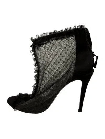 Pre-owned Chanel Interlocking Cc Logo Lace Pumps In Black