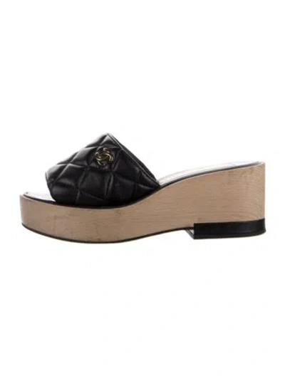 Pre-owned Chanel Interlocking Cc Logo Lambskin Slides In Black