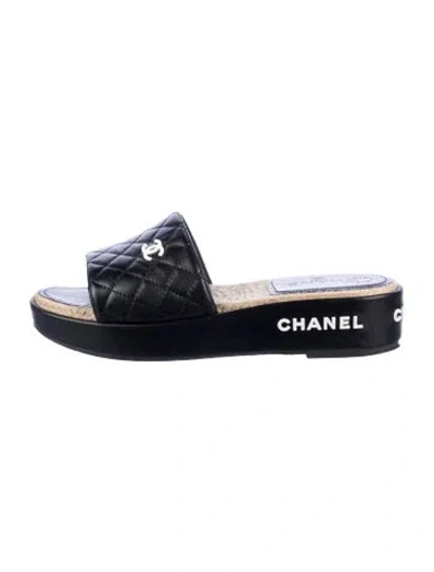 Pre-owned Chanel Interlocking Cc Logo Lambskin Slides In Black