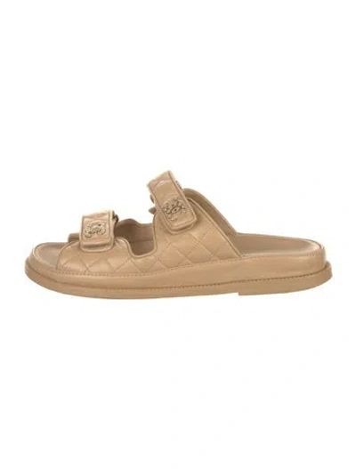 Pre-owned Chanel Interlocking Cc Logo Lambskin Slides In Neutral